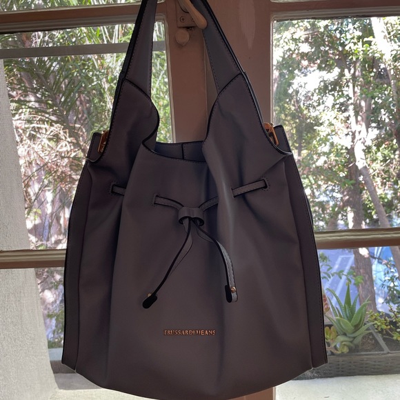 I bought this bag in Italy and only wore it once. it is extremely beautiful! - Picture 4 of 4